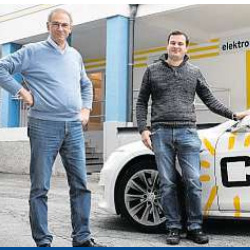 Johnannes Hofer und Herbert Krobath vorm Auto